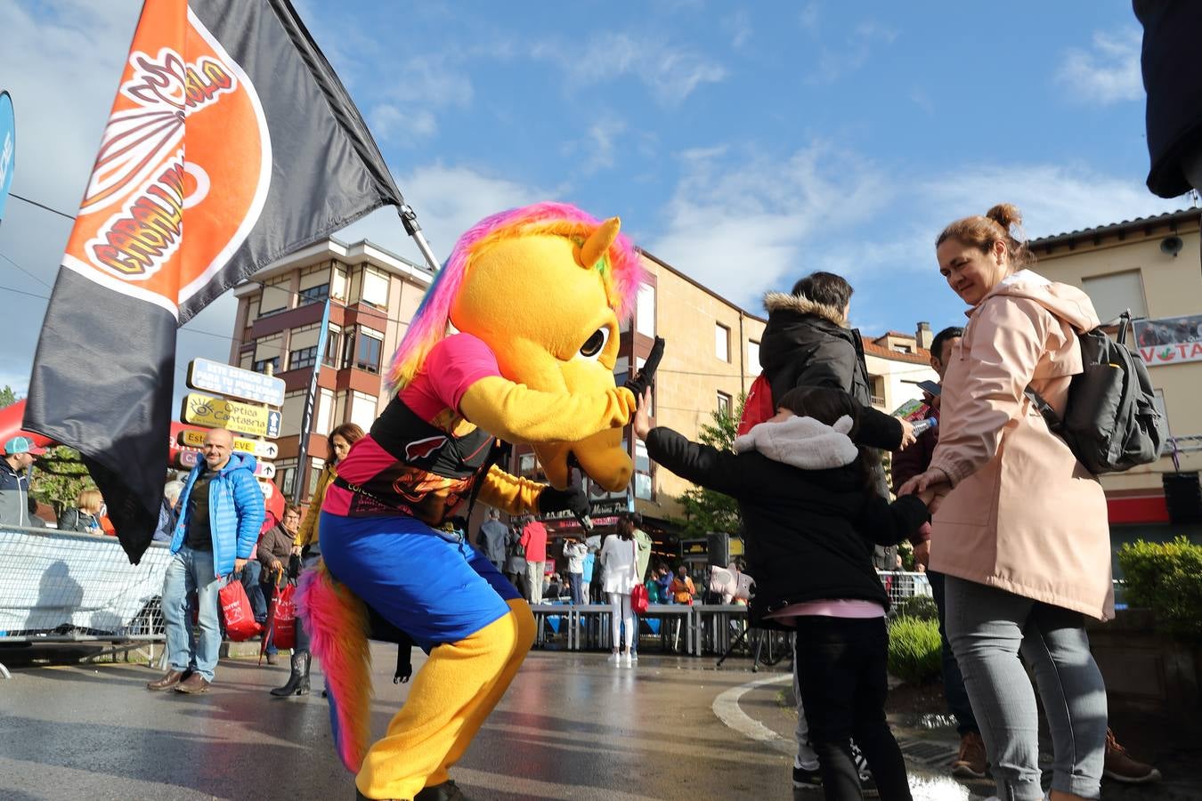 Los participantes y seguidores de 'Los 10.000 del Sopla' llenan de ambiente las 'calles de Cabezón de la Sal en los instantes previos al inicio de la prueba.