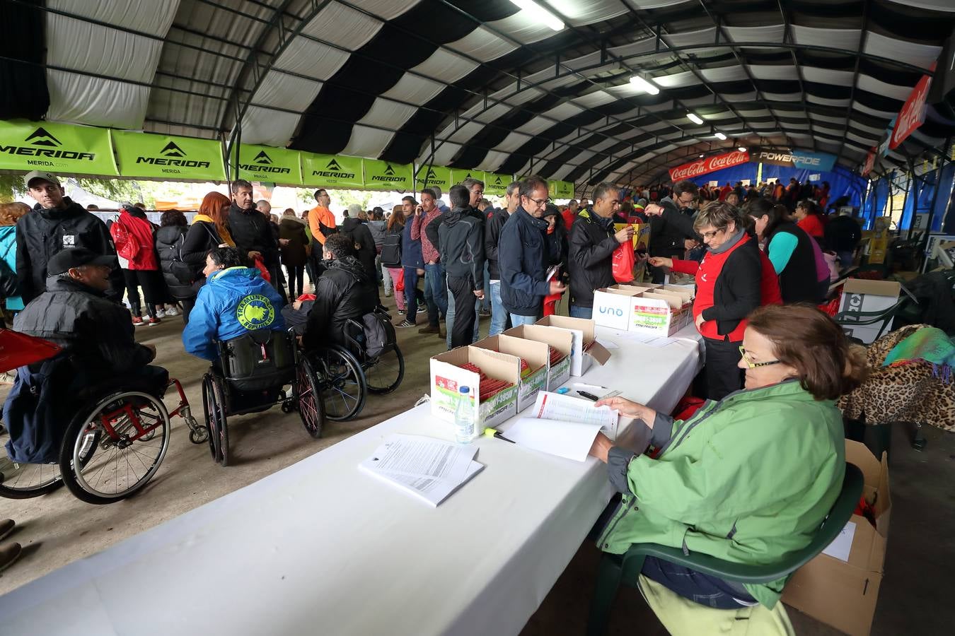 Los participantes y seguidores de 'Los 10.000 del Sopla' llenan de ambiente las 'calles de Cabezón de la Sal en los instantes previos al inicio de la prueba.