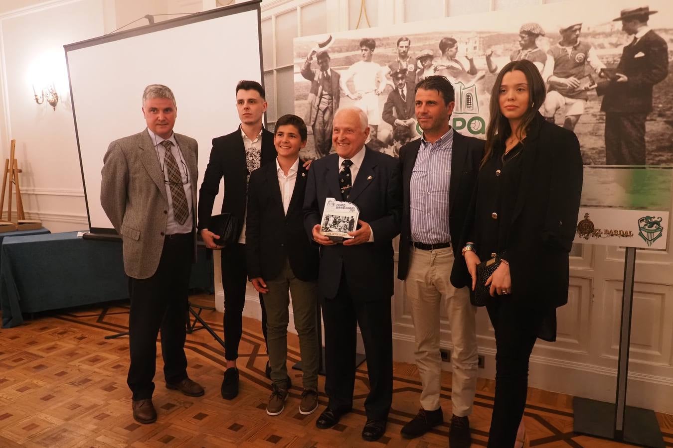 José Antonio Saro, acompañado por su familia, recibe el premio.