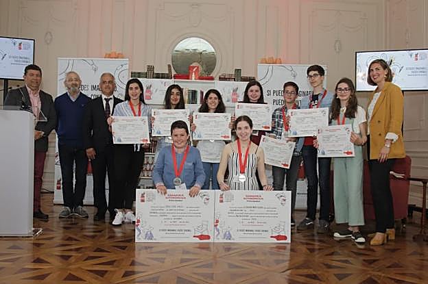  Ganadores de Cantabria y Asturias. En primer término, el cántabro Mario Torre y la asturiana Luz Covandonga Ramírez, los ganadores autonómicos que irán a la final que se celebrará en Madrid. Junto al resto de ganadores y de izquierda a derecha, Gonzalo Fernández, jefe de Ventas de Coca-Cola en Cantabria; Miguel Niño, miembro del jurado de Asturias; Ramón Méndez, gestor de Comunicación de Coca-Cola en Asturias; y a la derecha, Ane Epalza, responsable de Comunicación de Coca-Cola de Cantabria y País Vasco.