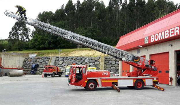 Imagen de archivo del camión autoescala, sin cesta, con el que cuentan los Bomberos de Castro Urdiales 