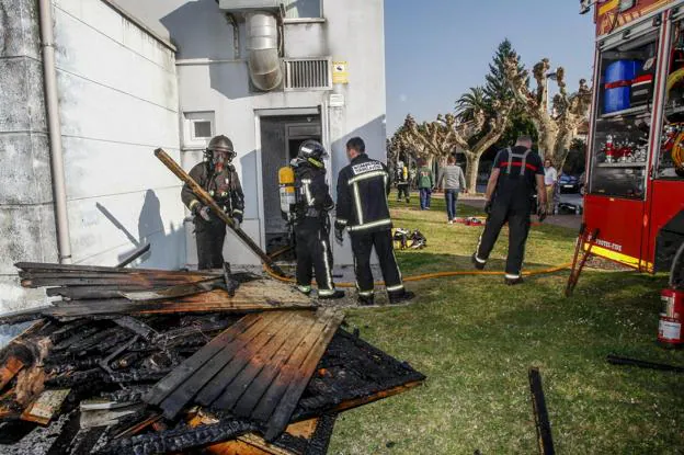 Intervención de los bomberos del parque de Torrelavega durante el último incendio en la sauna. 