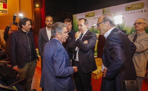 Miguel Ángel Revilla y Javier López Marcano conversan ayer al inicio del acto celebrado en el IESMarqués de Santillana.