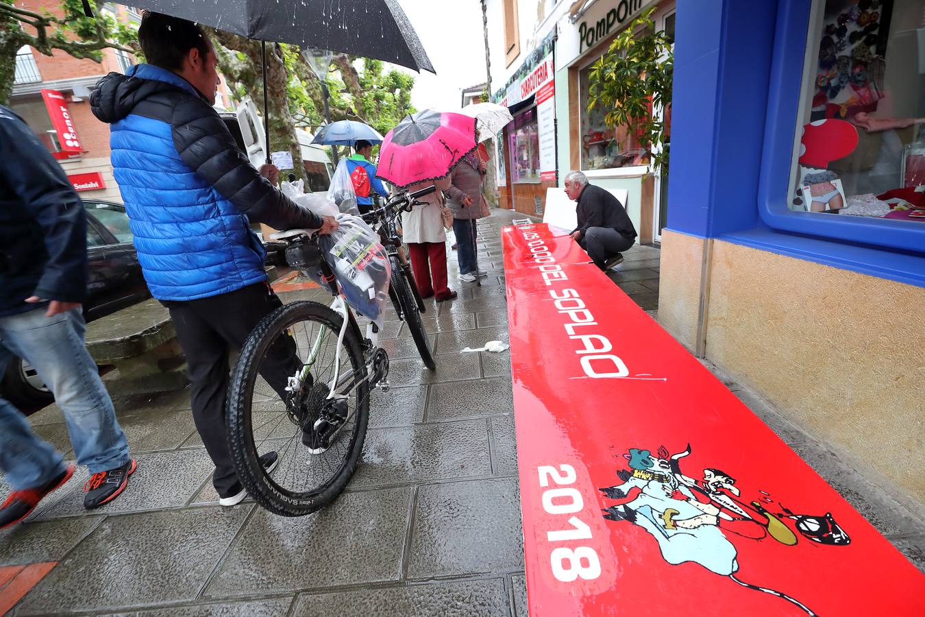 Preparativos en cada esquina de Cabezón para que todo esté listo de cara al inicio de Los 10.000 del Soplao