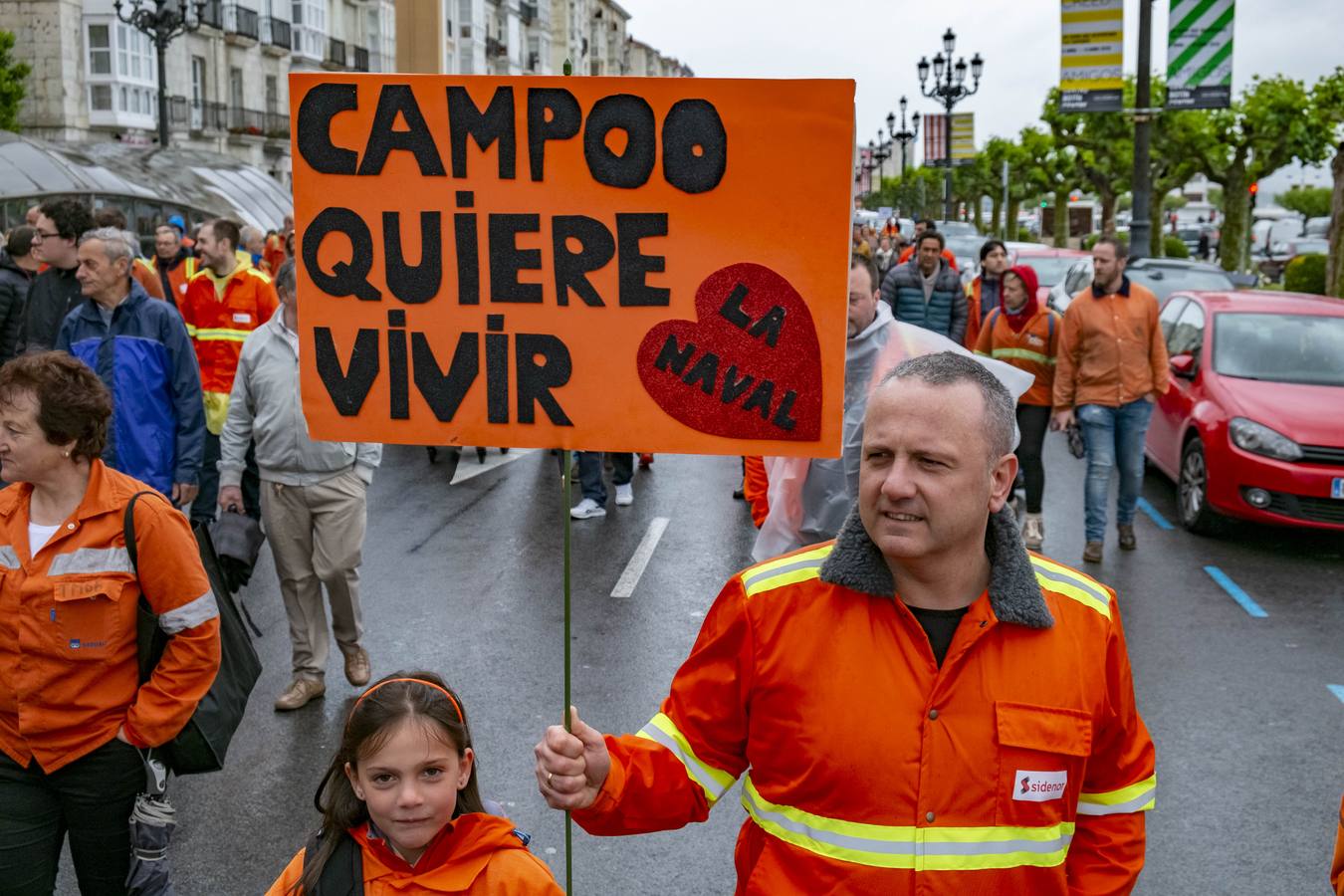 Pese a la lluvia y el frío, la plantilla de la fábrica de Sidenor de Reinosa, acompañada por numerosos vecinos de la comarca de Campoo, ha teñido de naranja las calles de Santander para clamar por sus garantías laborales de cara a la posible venta de la parte de forja de grandes piezas y laminado