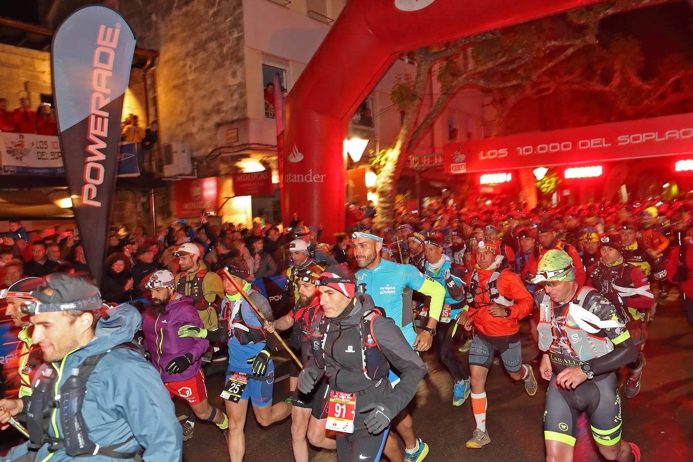 Los participantes y seguidores de 'Los 10.000 del Sopla' llenan de ambiente las 'calles de Cabezón de la Sal en los instantes previos al inicio de la prueba.