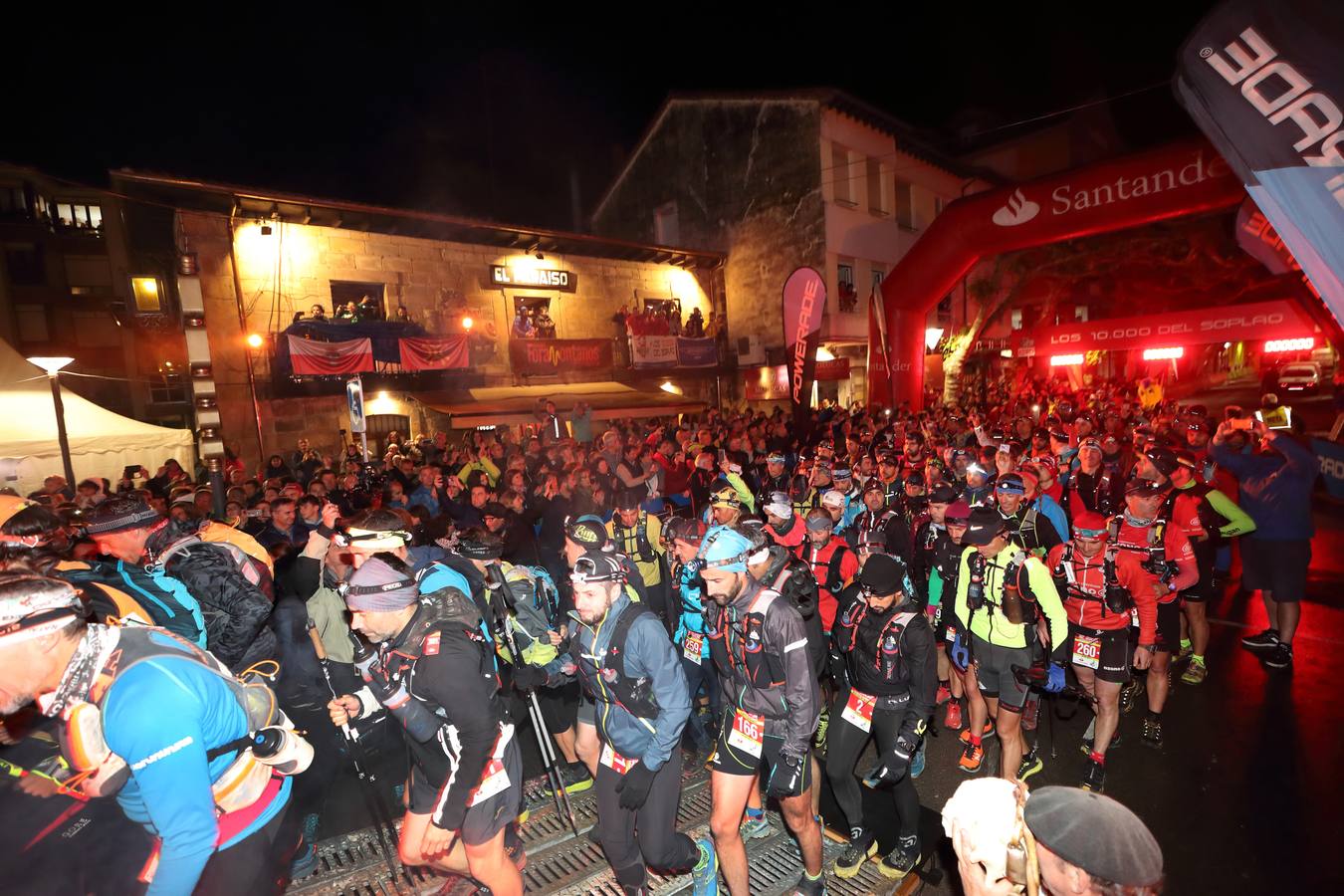 Los participantes y seguidores de 'Los 10.000 del Sopla' llenan de ambiente las 'calles de Cabezón de la Sal en los instantes previos al inicio de la prueba.