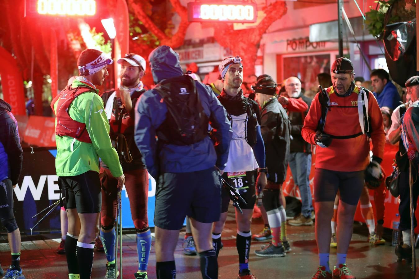 Los participantes y seguidores de 'Los 10.000 del Sopla' llenan de ambiente las 'calles de Cabezón de la Sal en los instantes previos al inicio de la prueba.