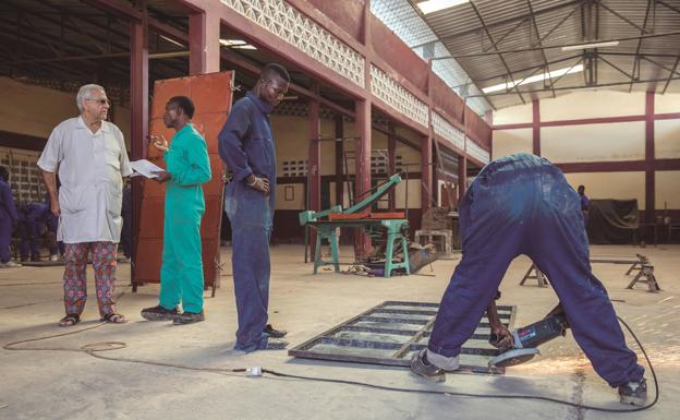 A la izquierda, Fernando Hernández, en el centro de formación de Kara, en Togo.