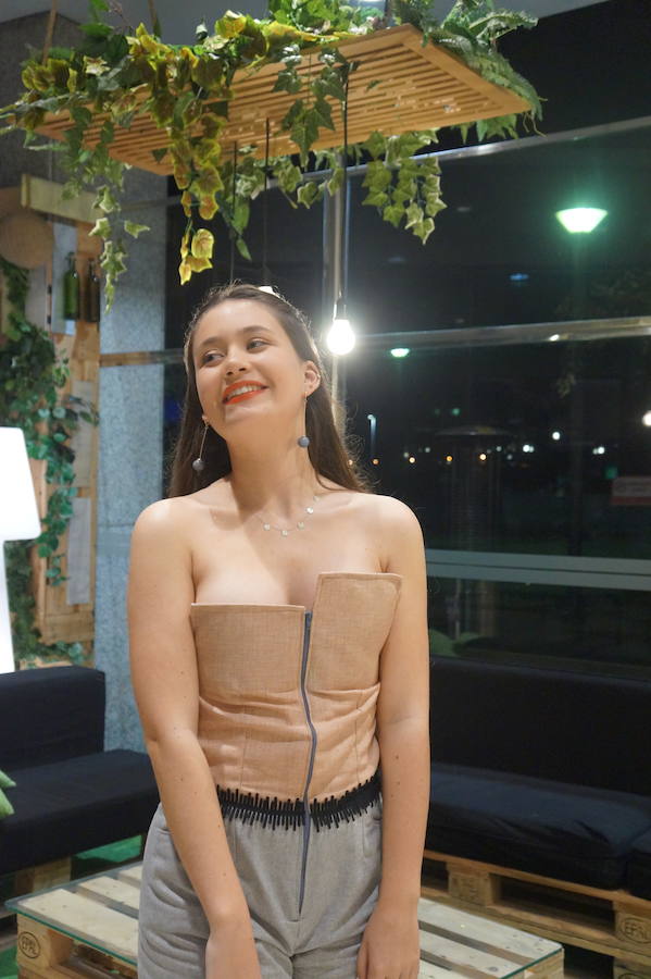 La diseñadora castreña, estudiante de Grado de Diseño de Moda, es la protagonista de la exposición 'Maresía' que se puede visitar en el Centro Cultural La Residencia de Castro hasta el 2 de junio