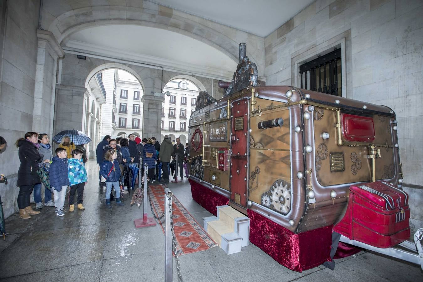 El mal tiempo trasladó los espectáculos a los templetes de Pombo y Jardines de Pereda y los soportales de la Plaza Porticada 