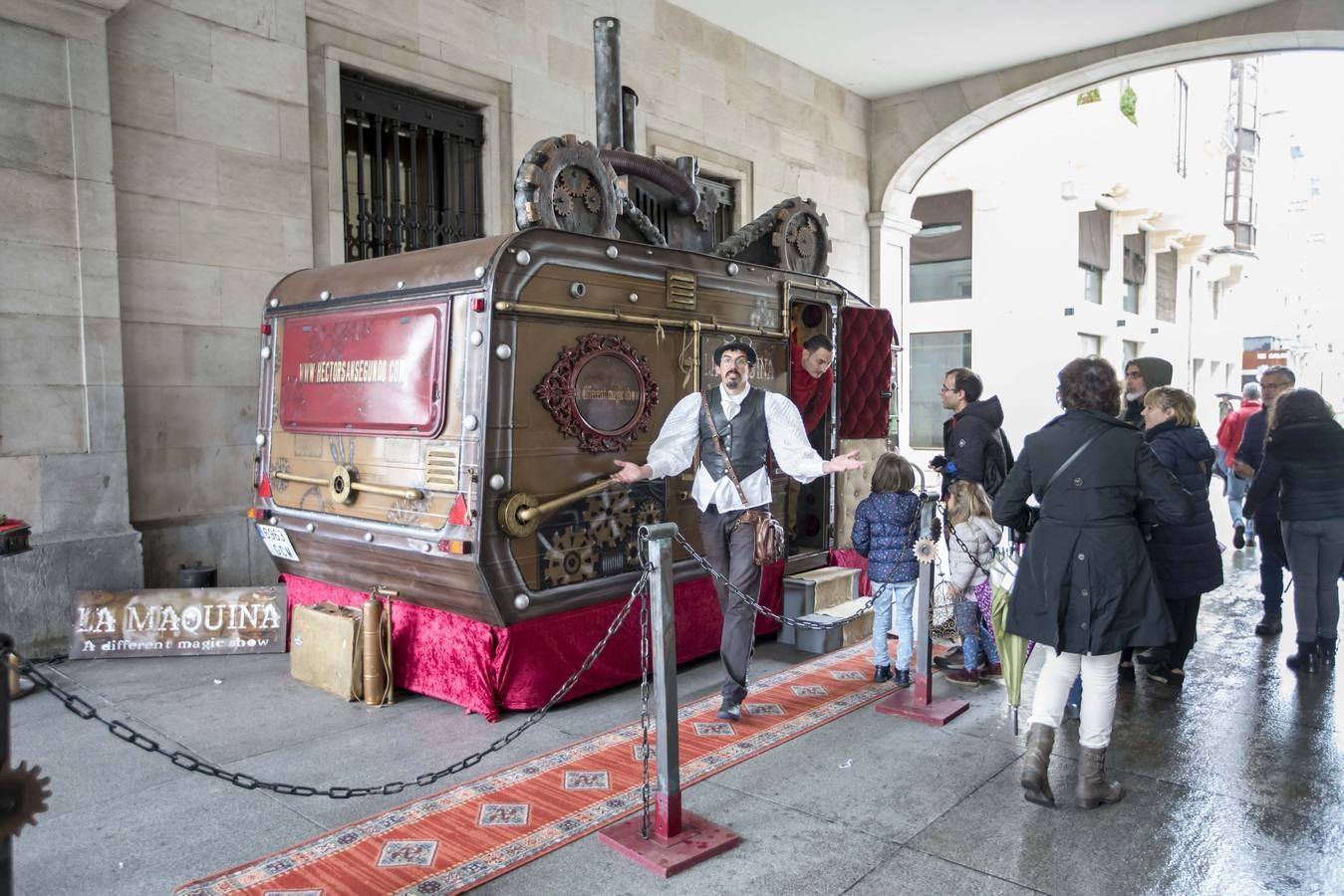 El mal tiempo trasladó los espectáculos a los templetes de Pombo y Jardines de Pereda y los soportales de la Plaza Porticada 