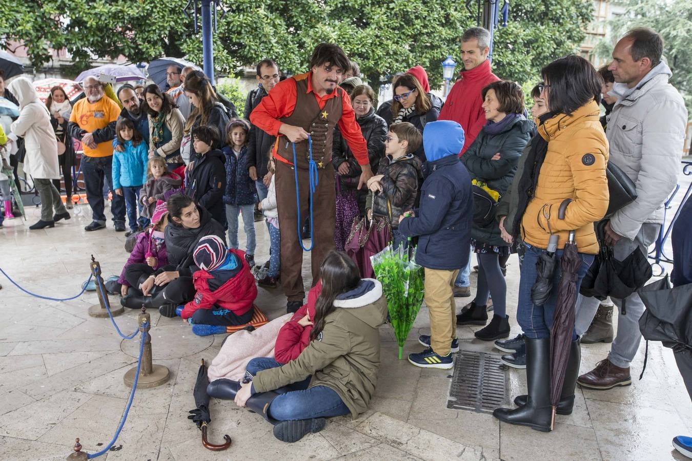 El mal tiempo trasladó los espectáculos a los templetes de Pombo y Jardines de Pereda y los soportales de la Plaza Porticada 