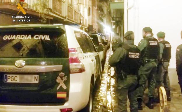 Guardias civiles desplegados en la zona de ocio de Castro Urdiales este fin de semana.