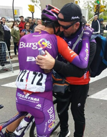 Imagen secundaria 2 - Arriba, imagen de Ezquerra, anrtes de la caída, cuando lideraba la carrera.Abajo, Ángel Madrazo consuela a Ezquerra, en el suelo y el propio Madrazo es consolado por un qauxiliar del equipo a su llegada a meta.