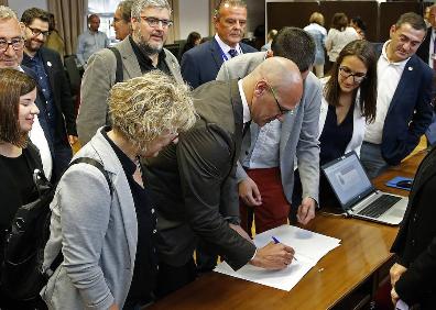 Imagen secundaria 1 - Los diputados presos hacen campaña durante su acreditación en el Congreso