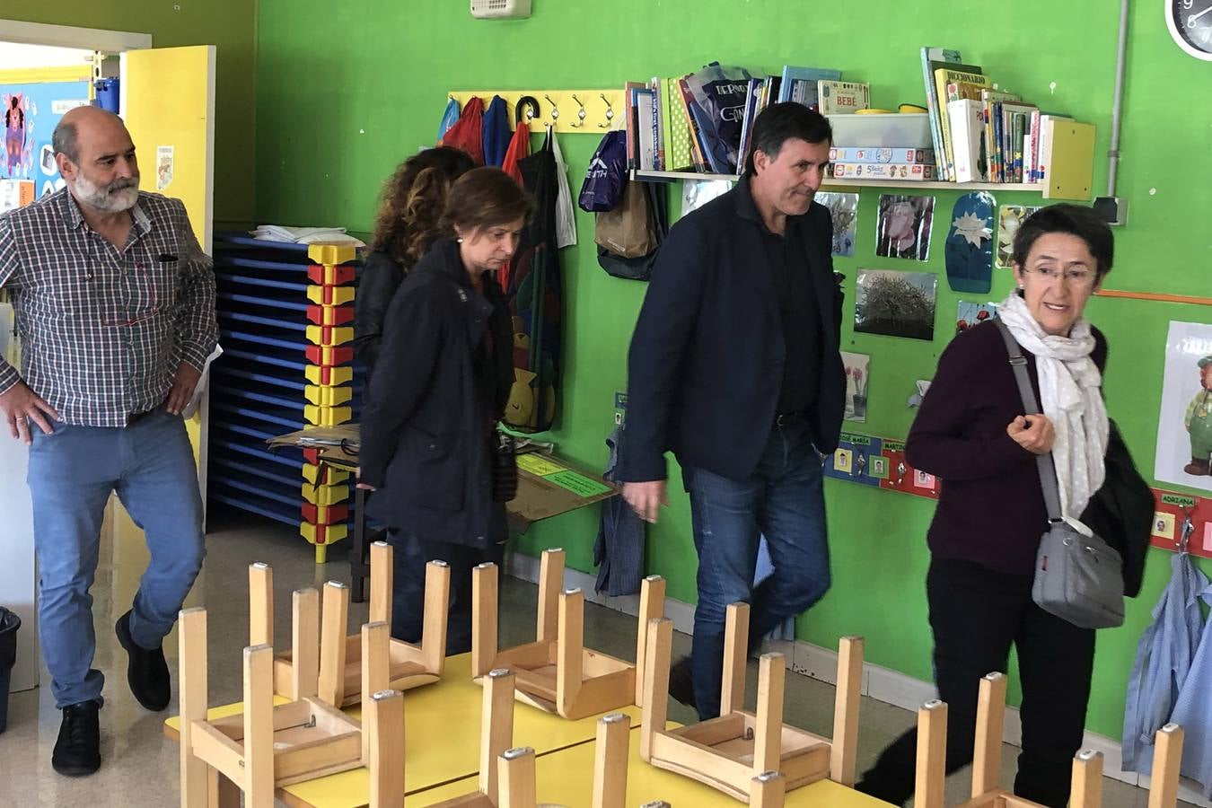El consejero y la directora general, esta mañana en el colegio Cisneros.