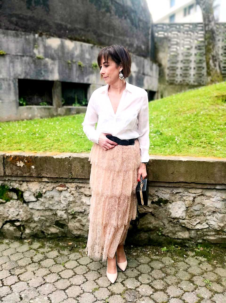 Por último, os he querido mostrar un look apropiado para algún evento que podáis tener estos días. Una falda de encaje con volantes, un tejido delicado para una falda romántica que he combinado con una camisa blanca. Los accesorios son un cinturón con un lazo y un bolso tipo caja en negro y los zapatos en nude. Unos pendientes barrocos completan este estilismo.