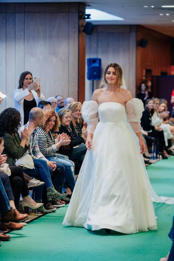 El desfile reunió tendencias para todas las edades y contó diseño nupcial del diseñador Ángel Palazuelos como broche final