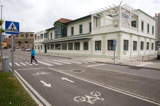 El edificio de Cros en el que se instalará la nueva sede de la biblioteca municipal 