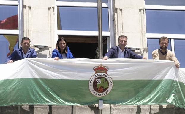 La bandera del Racing ya ondea en el Ayuntamiento de Santander 