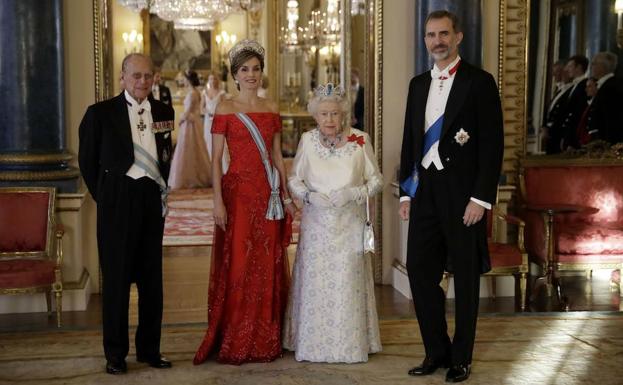 Felipe de Edimburgo, la reina Letizia, la reina Isabel II y el rey Felipe VI antes del banquete en el Palacio de Buckingham con motivo de la visita oficial de los reyes de España al Reino Unido.