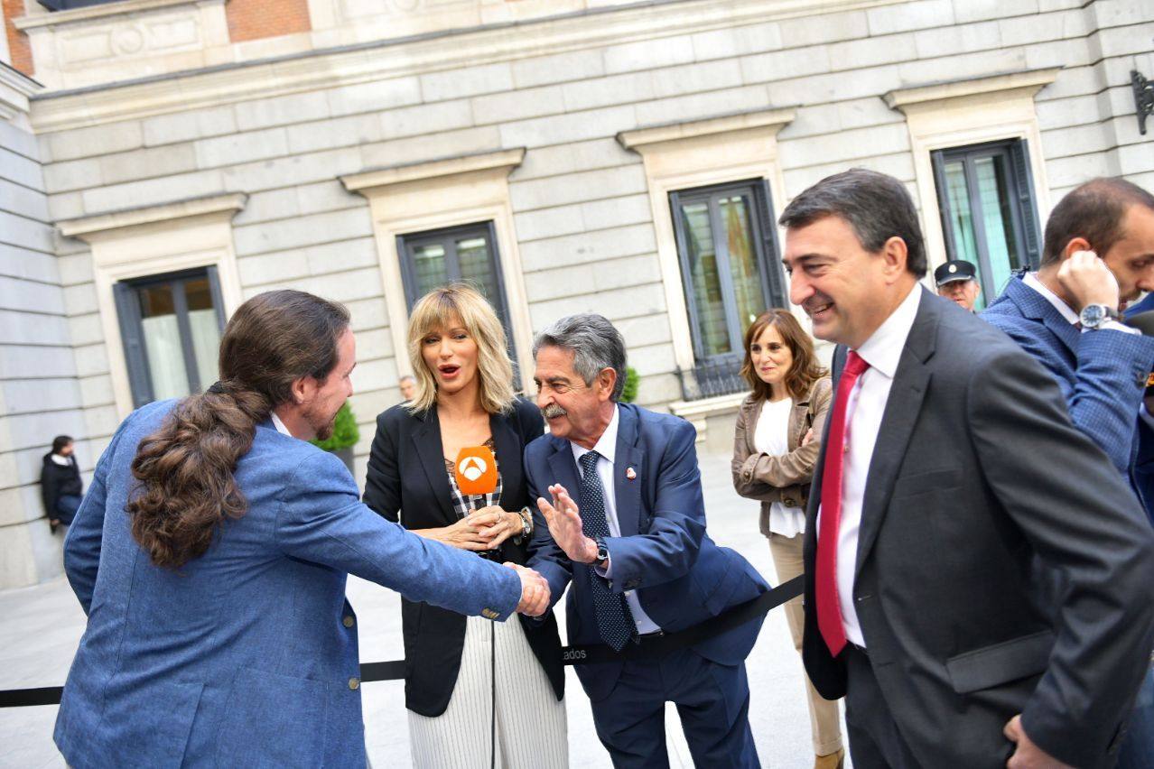 Susana Griso, a punto de entrar en directo en Espejo Público con el presidente regional, habitual colaborador del programa.