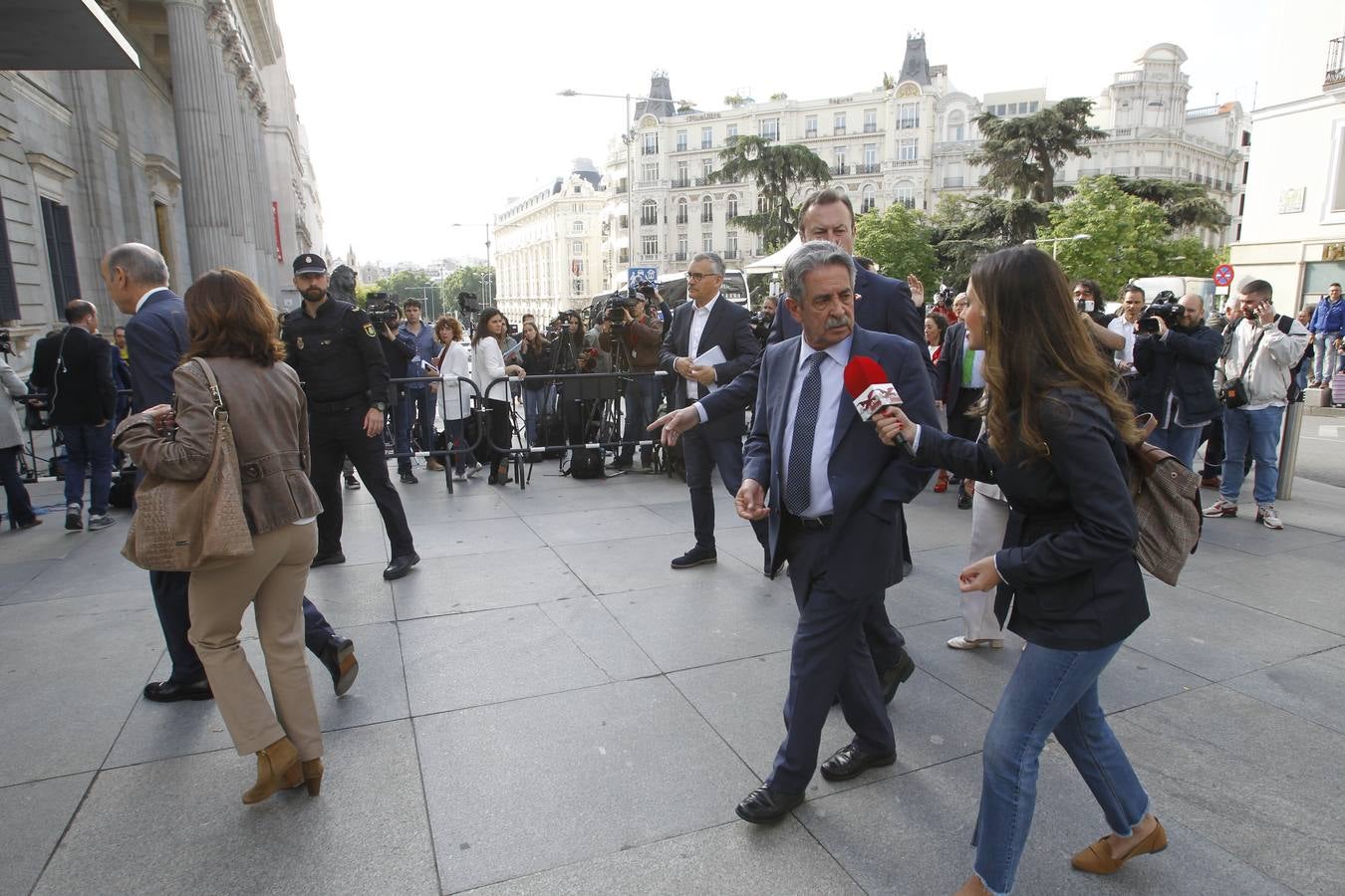 "Pero si ya he dicho todo lo que tenía que decir", ha debido de pensar el presidente cuando una periodista rezagada le acercaba el micrófono en el momento en el que entraba al hemiciclo.