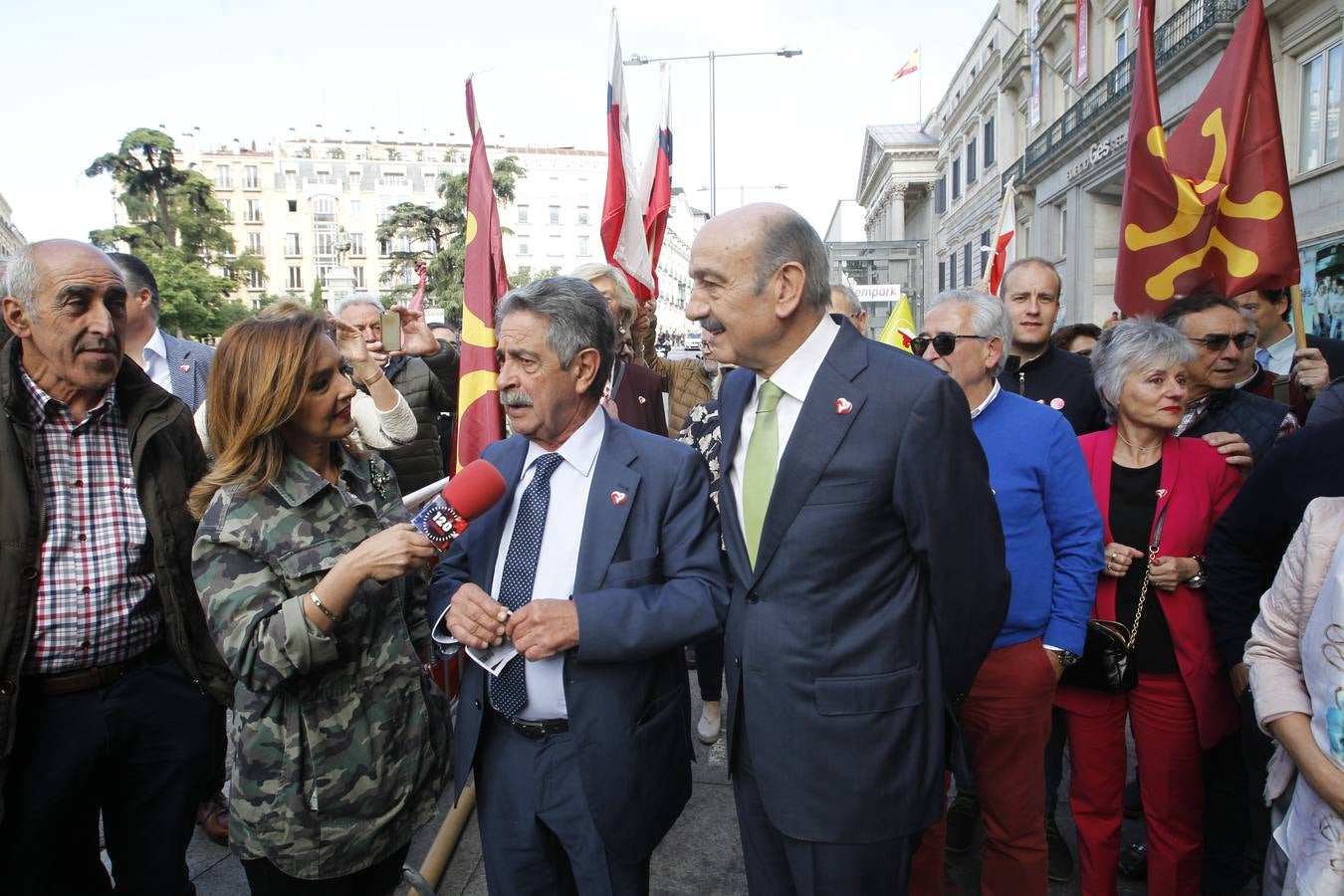 Revilla aprovechó que los medios de comunicación estaban a las puertas del Congreso para narrar la aventura del tren y el fallo de la catenaria.