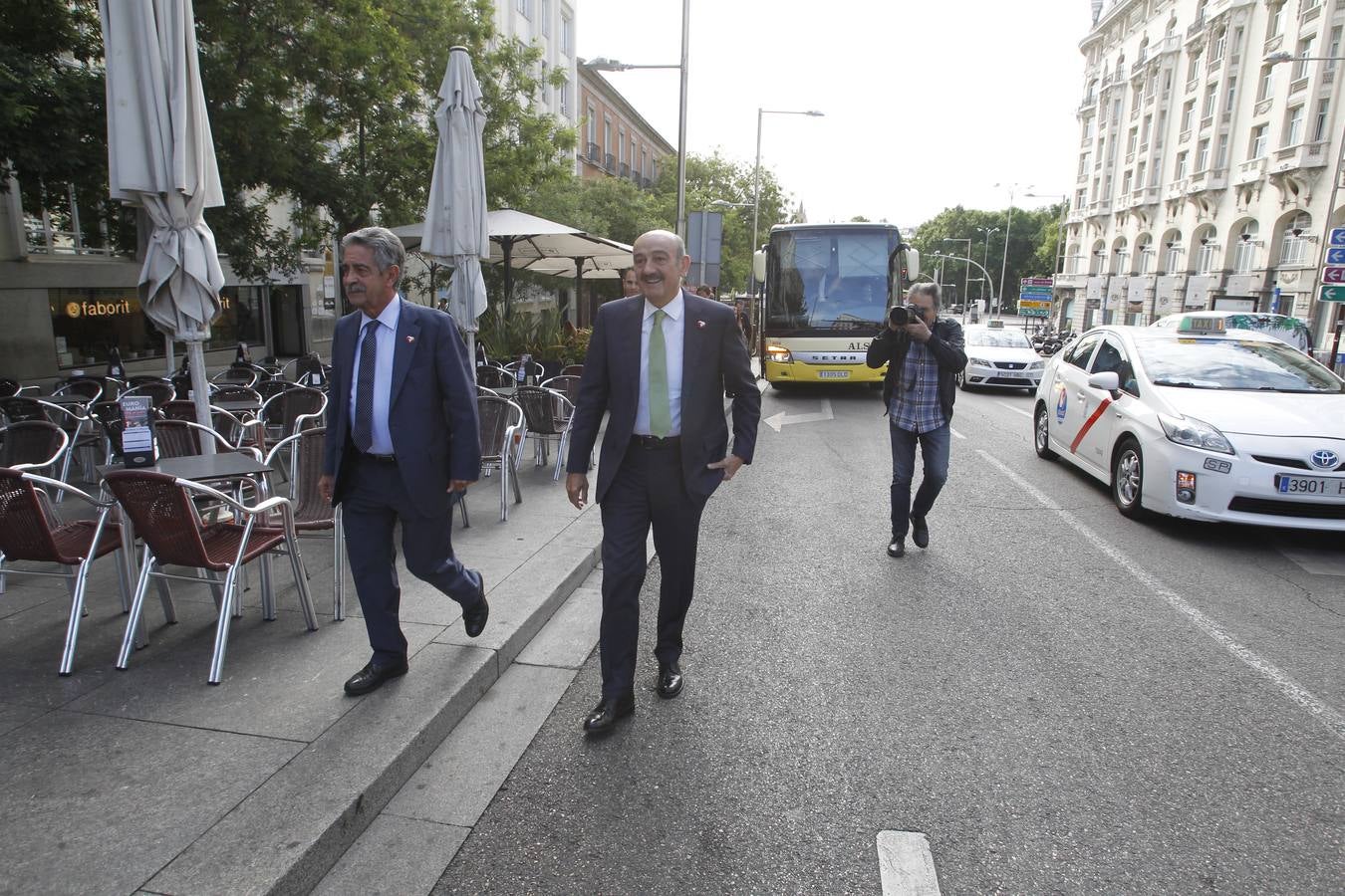 Revilla y Mazón llegaban al Congreso pasadas las nueve y media de la mañana.