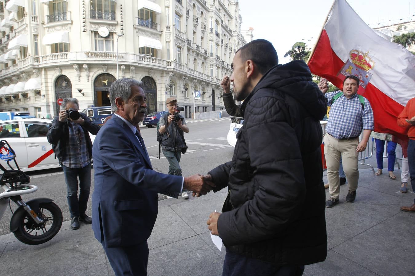 Un ciudadano estrecha la mano a Revilla.