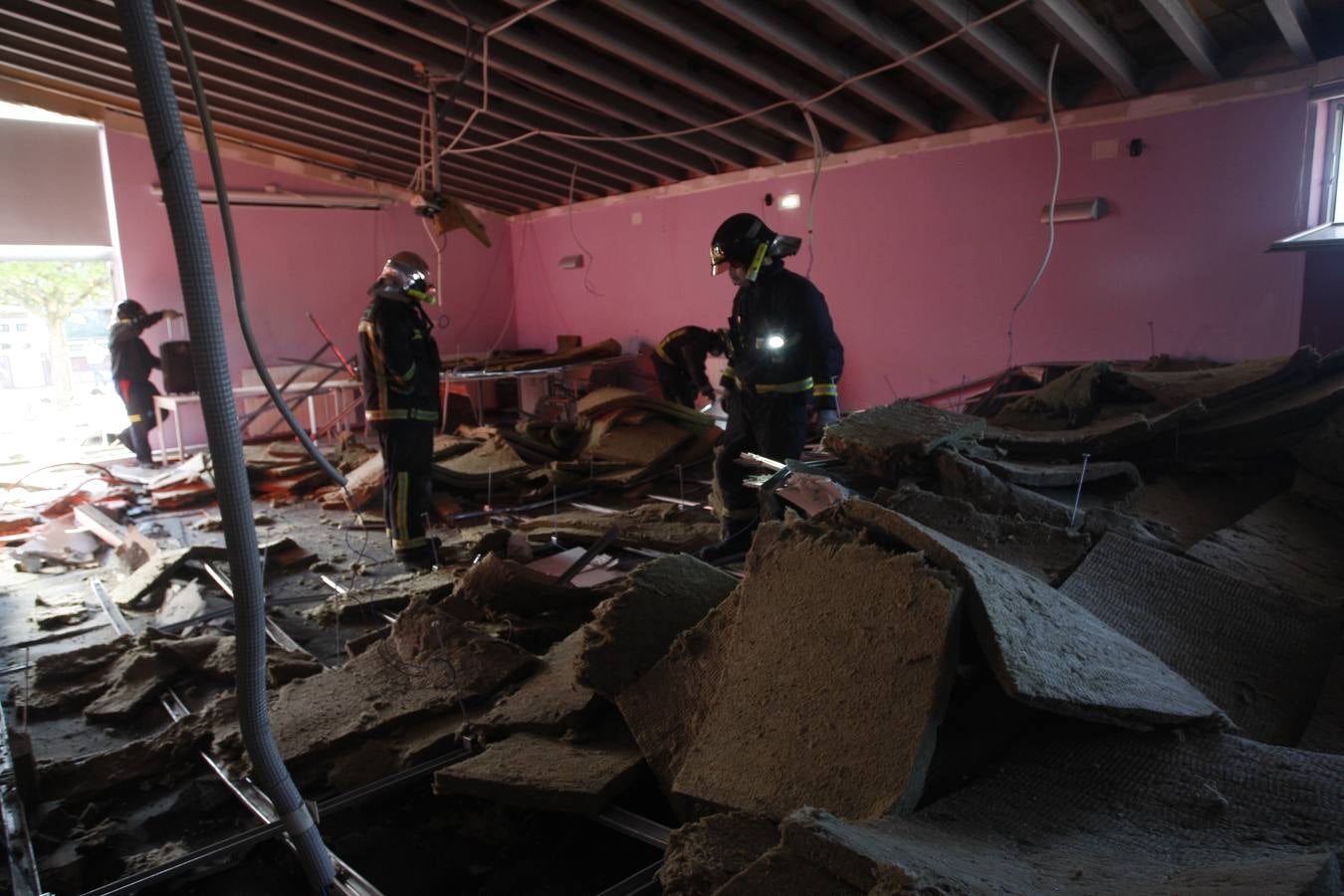 Cuatro mujeres han resultado heridas leves y el edificio se ha cerrado hasta evaluar el resto de dependencias