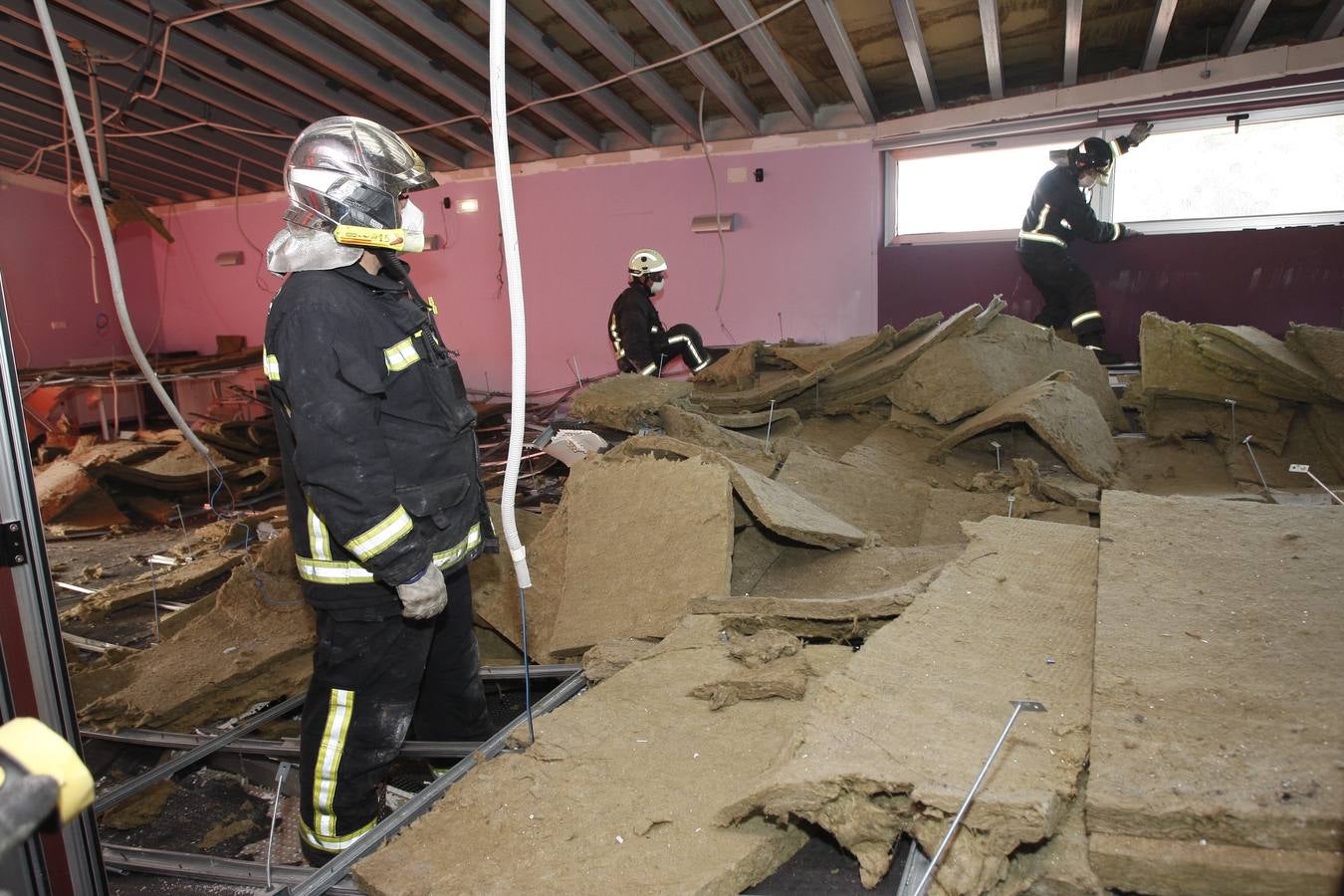 Cuatro mujeres han resultado heridas leves y el edificio se ha cerrado hasta evaluar el resto de dependencias