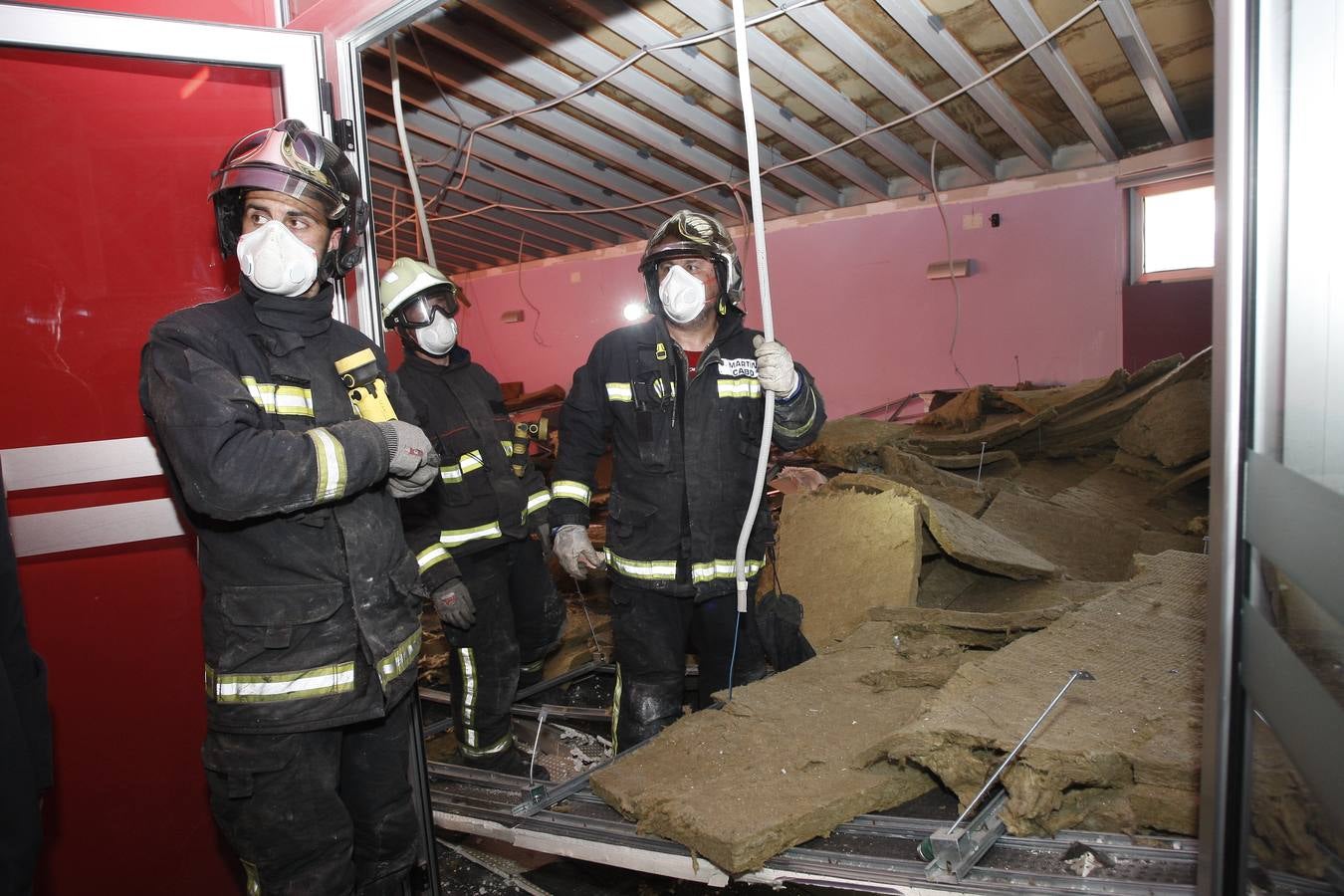 Cuatro mujeres han resultado heridas leves y el edificio se ha cerrado hasta evaluar el resto de dependencias