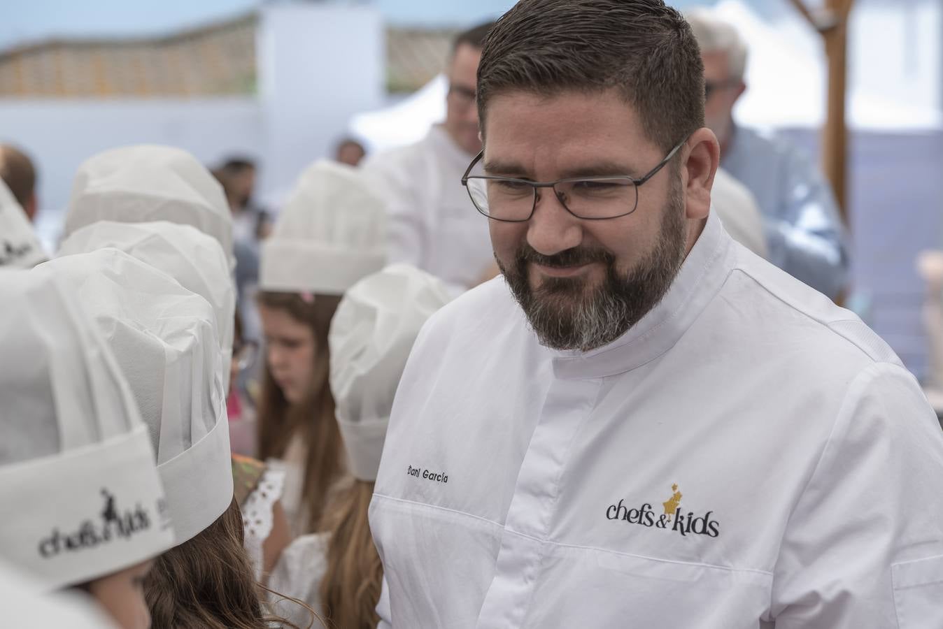 Veintisiete chefs con estrella Michelin cocinan juntos en un evento por la infancia