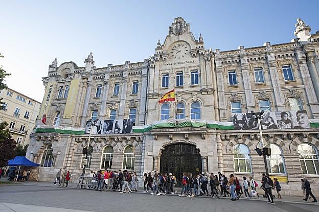 La fachada principal del Ayuntamiento de Santander luce engalanada con los colores verdiblancos del Racing.