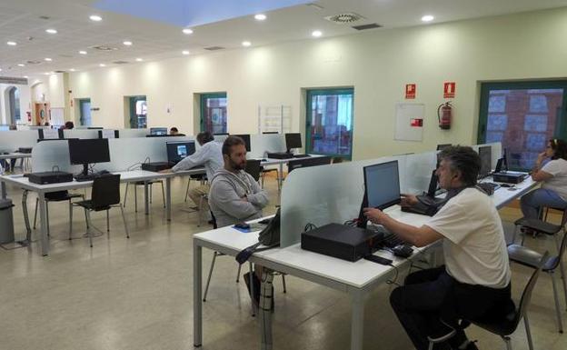 Los ordenadores de la sala de Información Electrónica e Internet de la Biblioteca Central ya están, por fin, a disposición de los usuarios. 