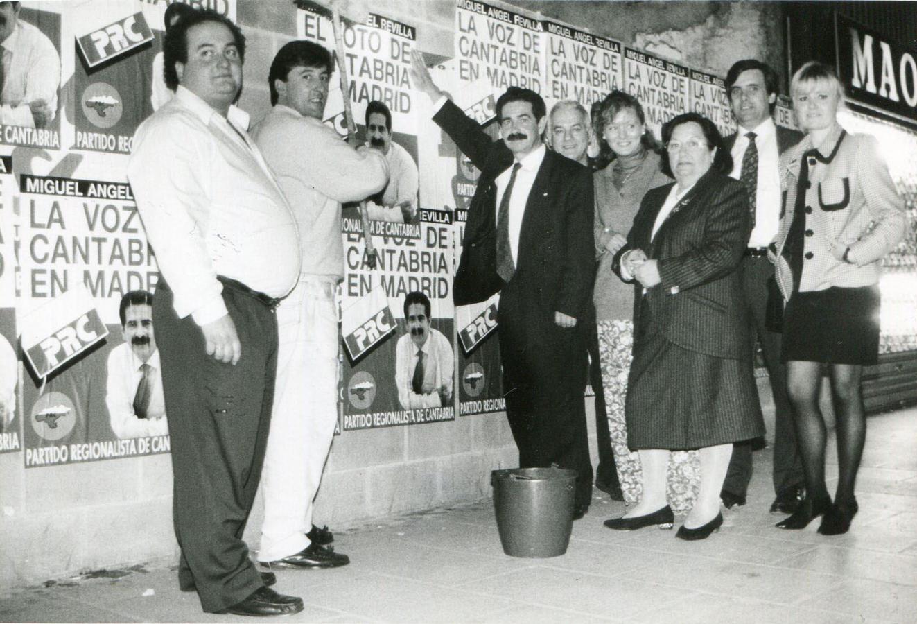 Miguel Angel Revilla pegando carteles en la campaña electoral de 1993, junto a De la Sierra.