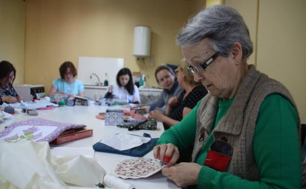 Todos los miércoles se reúnen por la tarde para coser juntas.