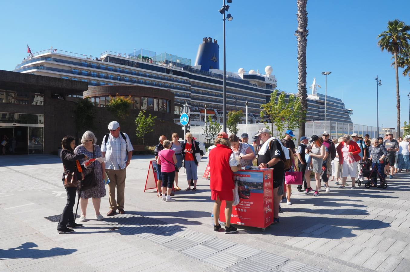 El crucero 'Arcadia' ha atracado este miércoles en Santander y permanecerá en la ciudad hasta las cuatro de la tarde. Es uno de los más grandes (290 metros de eslora) de la decena de cruceros programados para este año.