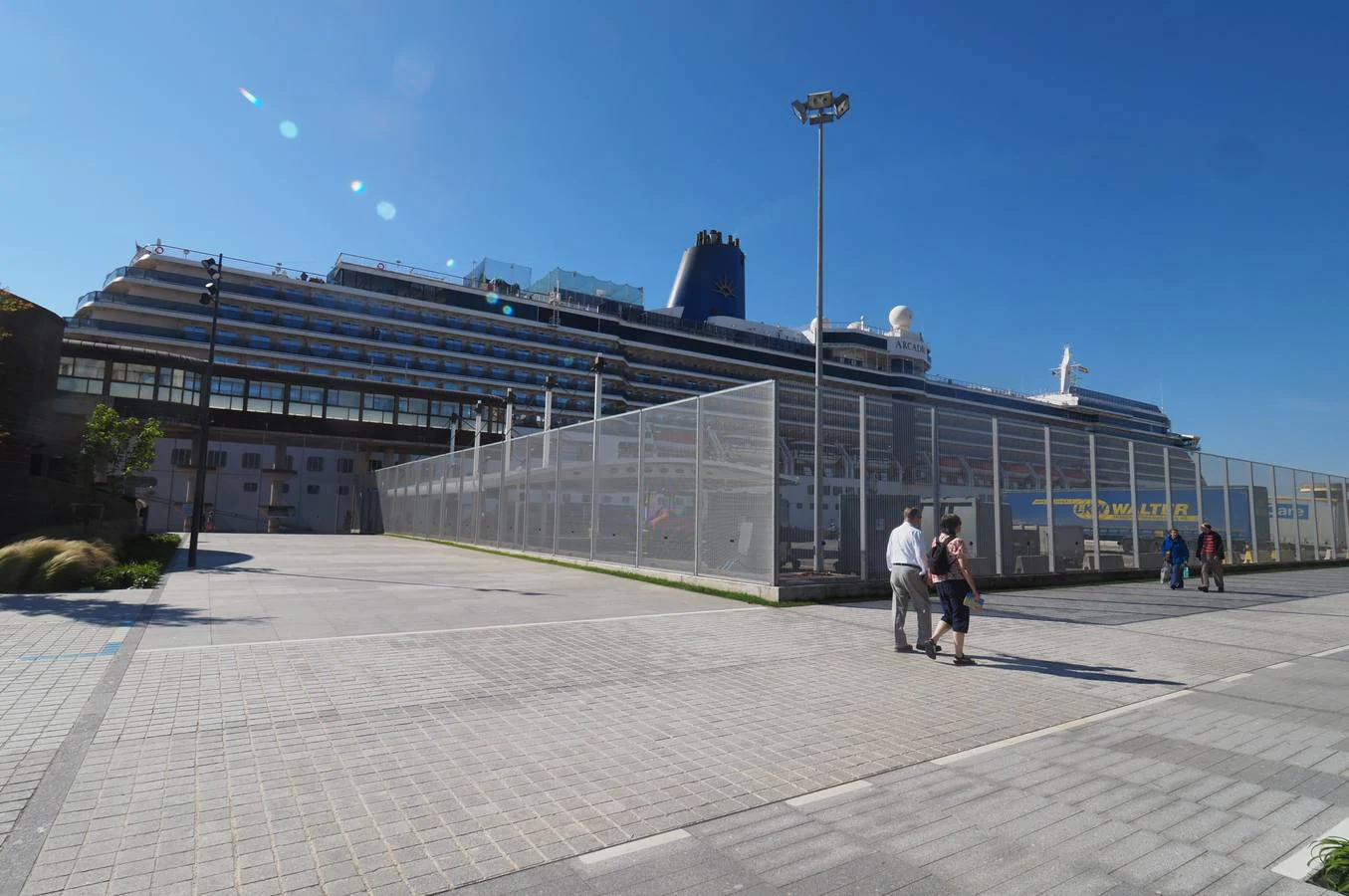 El crucero 'Arcadia' ha atracado este miércoles en Santander y permanecerá en la ciudad hasta las cuatro de la tarde. Es uno de los más grandes (290 metros de eslora) de la decena de cruceros programados para este año.