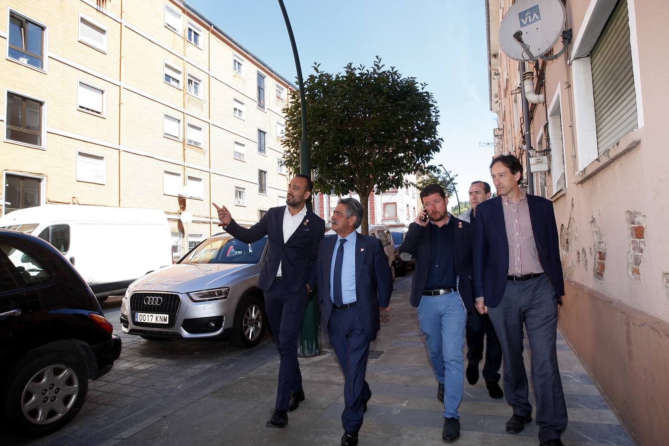 Los candidatos regionalistas a la Presidencia de Cantabria, Miguel Ángel Revilla, y a la Alcaldía de Torrelavega, Javier López Estrada,han visitado el barrio de La Inmobiliaria, donde han enumerado los proyectos que planean ejecutar en él