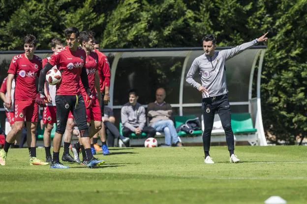 Iván Ania explica un ejercicio a sus futbolistas durante el entrenamiento de ayer.