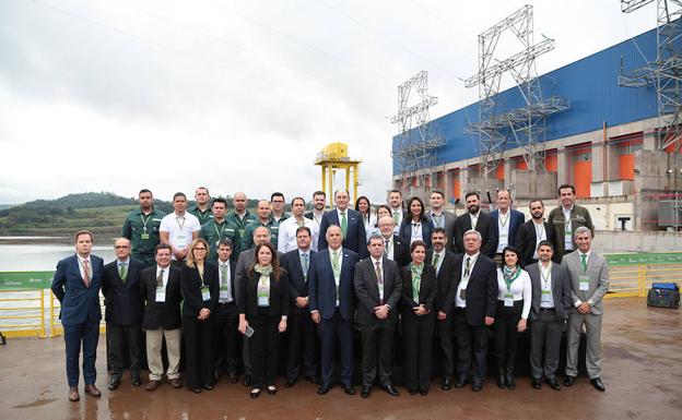 El presidente de Iberdrola, Ignacio Galán, junto a responsables y operarios de la central de Iguazú. 