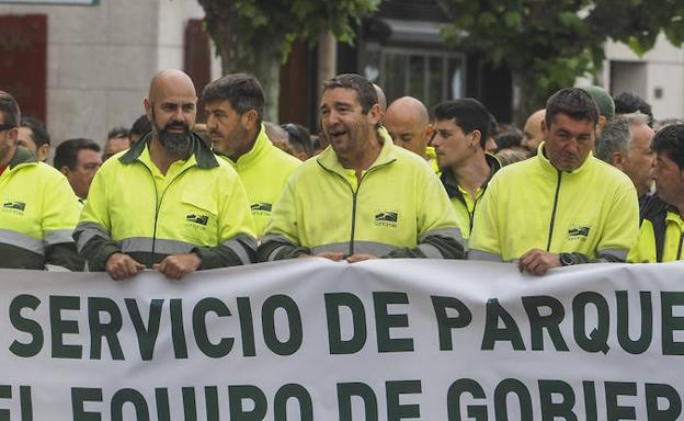 Los trabajadores de Parques y Jardines, manifestados hoy por las calles de Santander. 