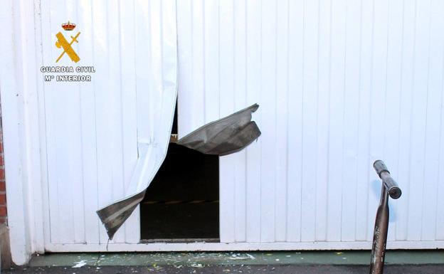 Así dejó la puerta de una de las naves que desvalijó el 6 de mayo.