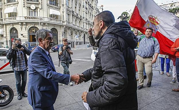 Revilla estrecha la mano a un ciudadanos en Madrid.