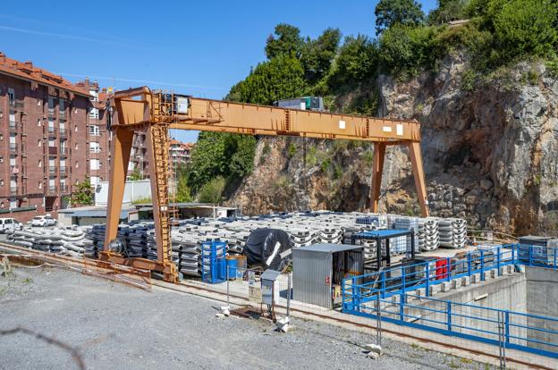 Los materiales y maquinaria de la tuneladora siguen acumulados en una parcela del barrio de Santoñuca. 