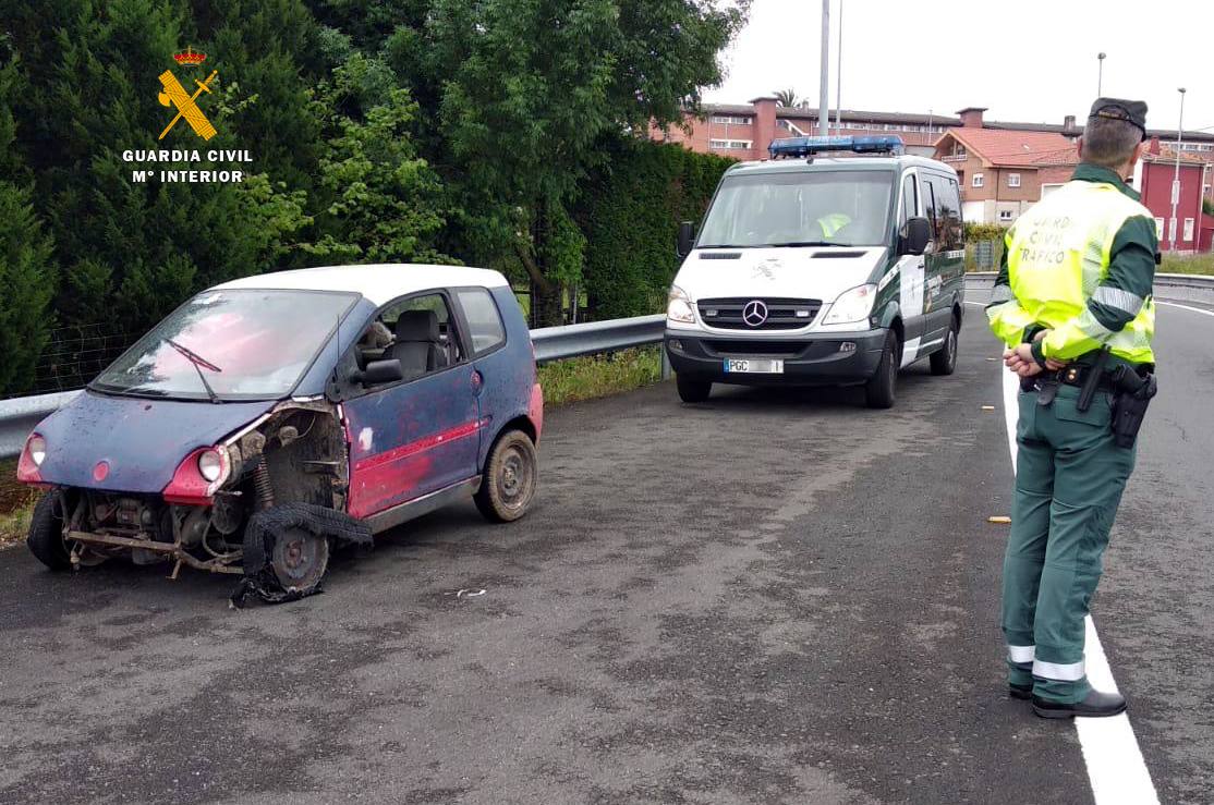 Pillado borracho y conduciendo por la autovía un coche sin carné destrozado y sin seguro