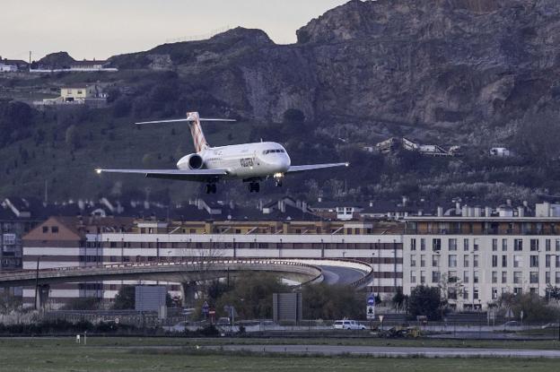 Un avión de Volotea, a punto de tomar tierra en el aeropuerto.
